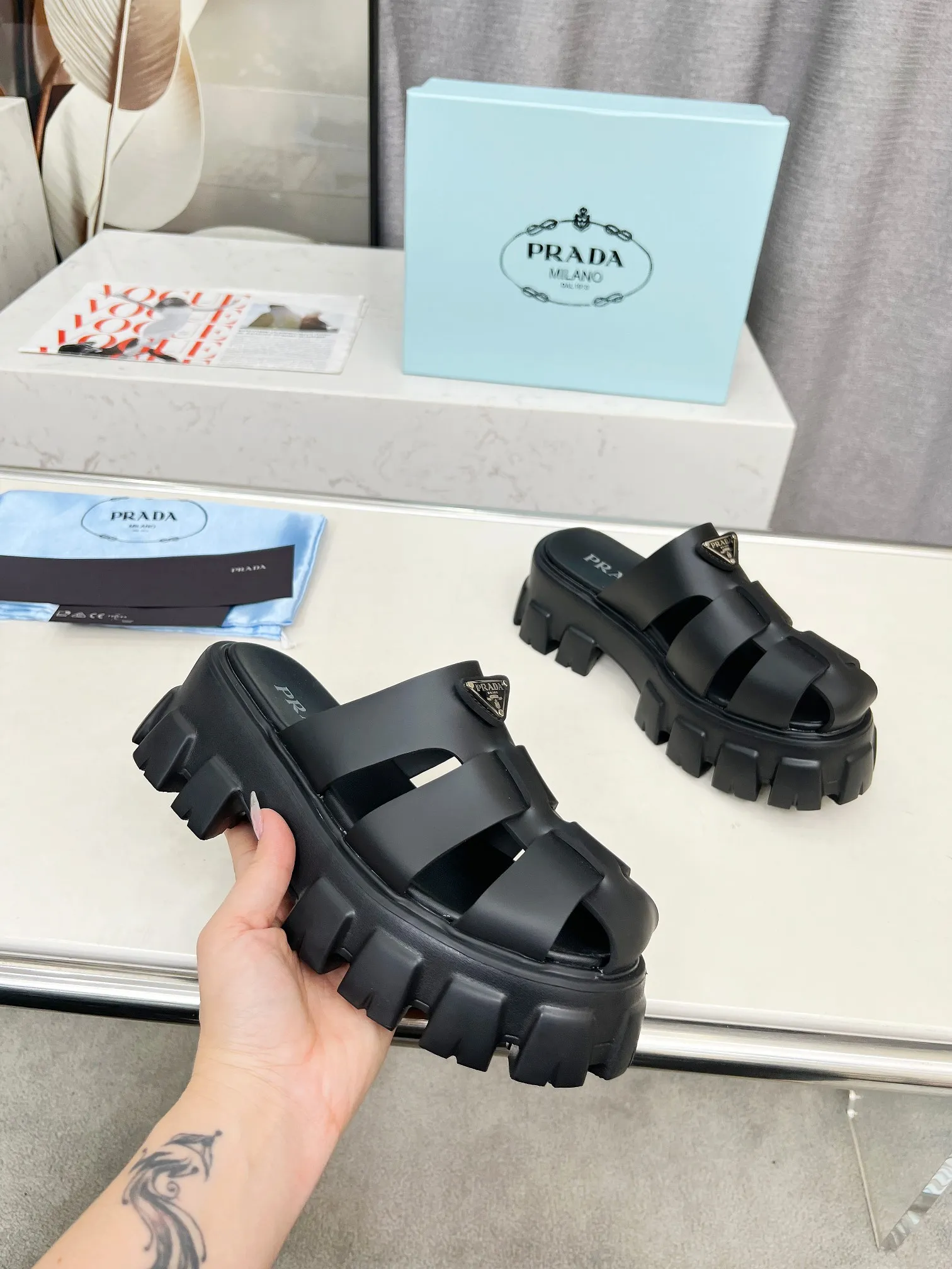 👟👟Ex-factory price 460👟👟 prada Roman shoes will definitely make you fall in love with them! The latest spring and summer sawtooth Roman braided thick-soled sandals E64, retro, fashionable and avant-garde gear teeth, 55mm thick-soled soles and uppers, making the whole pair of shoes light and comfortable. Bright colors, a variety of choices to satisfy fashionable people of different styles! The iconic metal triangle logo is paired with the shape of ancient beach sandals. Every design element is fashionable! Color: black and white Size: 35-41